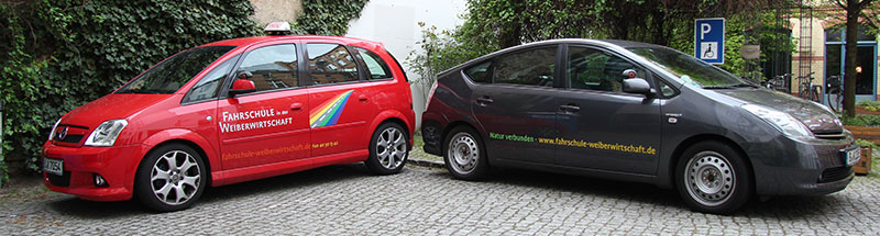 Zwei Auto der Fahrschule WeiberWirtschaft Berlin -  rechts steht der Prius mit Hybridtechnologie